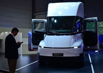 Tesla запустила серійне виробництво електровантажівки Semi