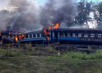 Російські безпілотники атакували приміський дизель-поїзд на Сумщині: постраждали 10 людей