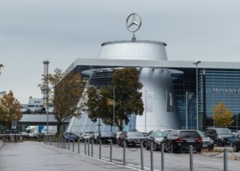 Mercedes-Benz попередила про можливе закриття двох заводів у Німеччині