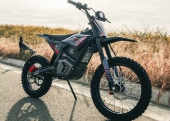 За ціною нового iPhone: на ринок вийшов кросовий електробайк із запасом ходу 120 км (ВІДЕО)