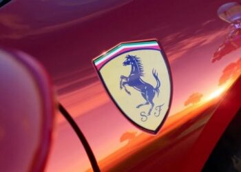 Автовиробник Ferrari запатентував суперкар із двома кермами: навіщо це потрібно