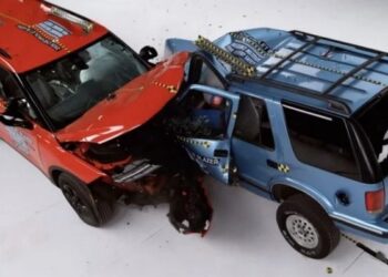 Chevrolet Blazer 1996-го та 2026-го років зіткнулися лобами під час краш-тесту: результат вразив (ВІДЕО)