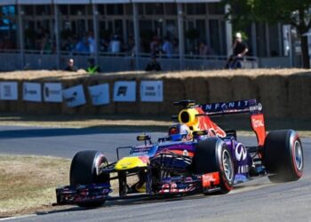Чемпіонський болід Red Bull перетворився на поїзд