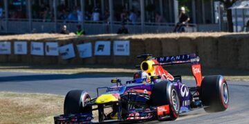 Чемпіонський болід Red Bull перетворився на поїзд