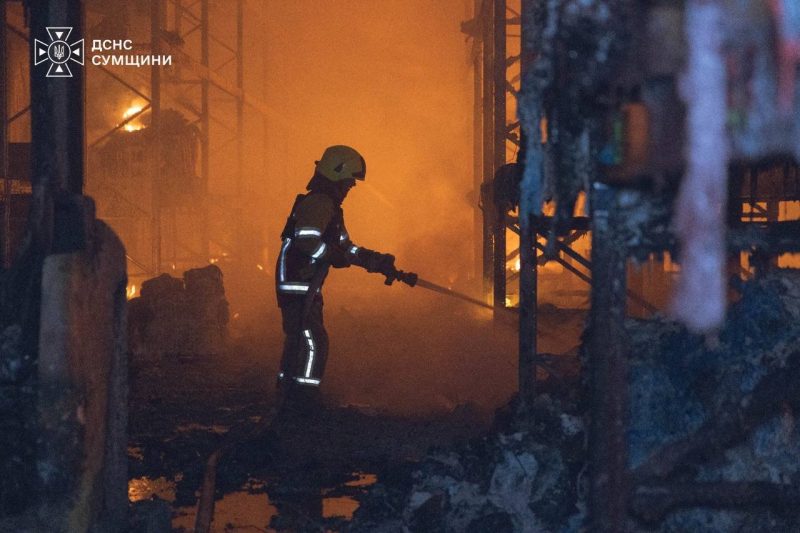 У Сумах рятувальники ліквідували масштабну пожежу, спричинену ворожою атакою