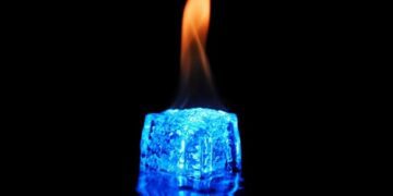 Вчені відкрили нову форму льоду, яка існує за температури понад 2000°C