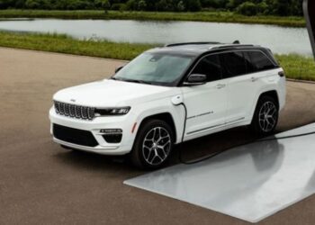Jeep відкликає понад 328 тисяч позашляховиків