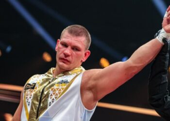 Артем Сусленков битиметься з Сергієм Кузьміним
