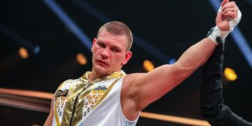 Артем Сусленков битиметься з Сергієм Кузьміним