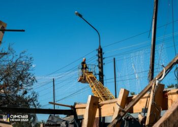 У Сумах триває ліквідація наслідків ворожого удару по житловому сектору