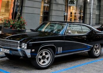 У центрі Києва помітили рідкісний Buick із 7,5-літровим V8 (ФОТО)