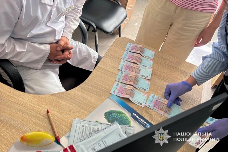 Без обстеження, зате за 10 тисяч: на Шосткинщині викрили лікаря, який оформив військовому фіктивний лікарняний