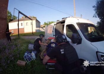 «Білі янголи» евакуювали з прикордоння чоловіка та його 87-річну маломобільну мати + Відео