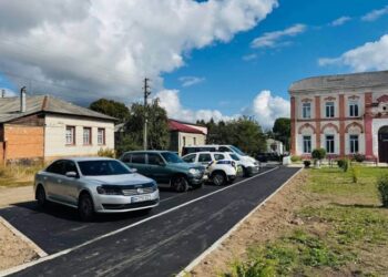 Біля Школи мистецтв у Кролевці облаштували нову парковку
