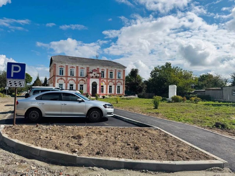Біля Школи мистецтв у Кролевці облаштували нову парковку