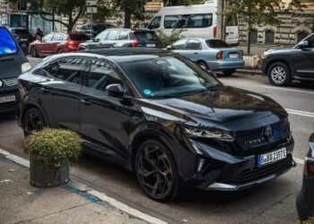 У Києві помітили рідкісний Renault із запасом ходу понад 1000 км (ФОТО)