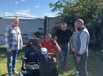 Два електроскутери передали мешканцям Попівської та Буринської громад