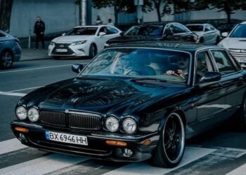 Один із 1100: у Києві засвітився лімітований британський спорт-седан 2000-х (ФОТО)