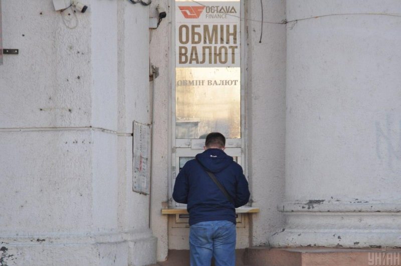 Курс валют в Україні 6 вересня: скільки коштують долар і євро в обмінниках сьогодні