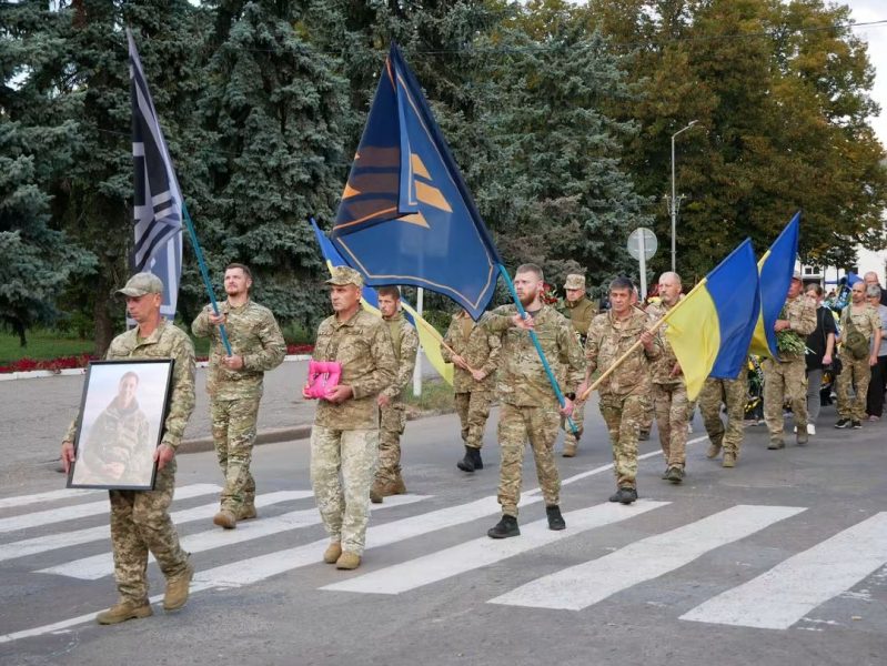 На Луганщині загинув 28-річний захисник із Ромен Денис Лавірко: громада провела Воїна в останню путь