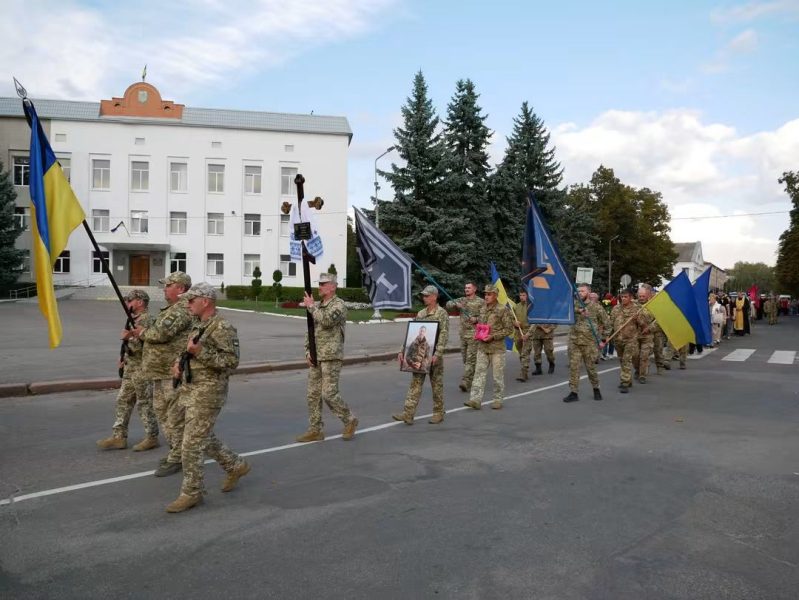 На Луганщині загинув 28-річний захисник із Ромен Денис Лавірко: громада провела Воїна в останню путь