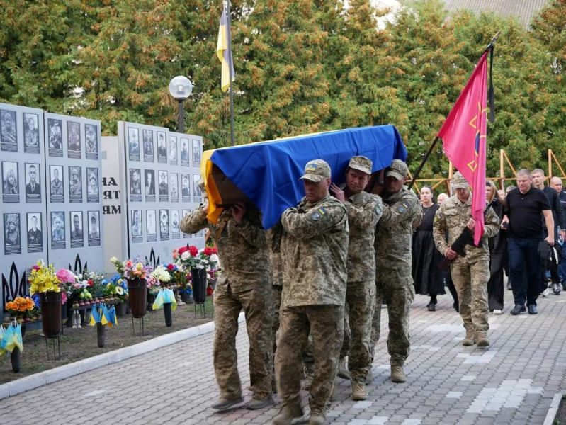На Луганщині загинув 28-річний захисник із Ромен Денис Лавірко: громада провела Воїна в останню путь