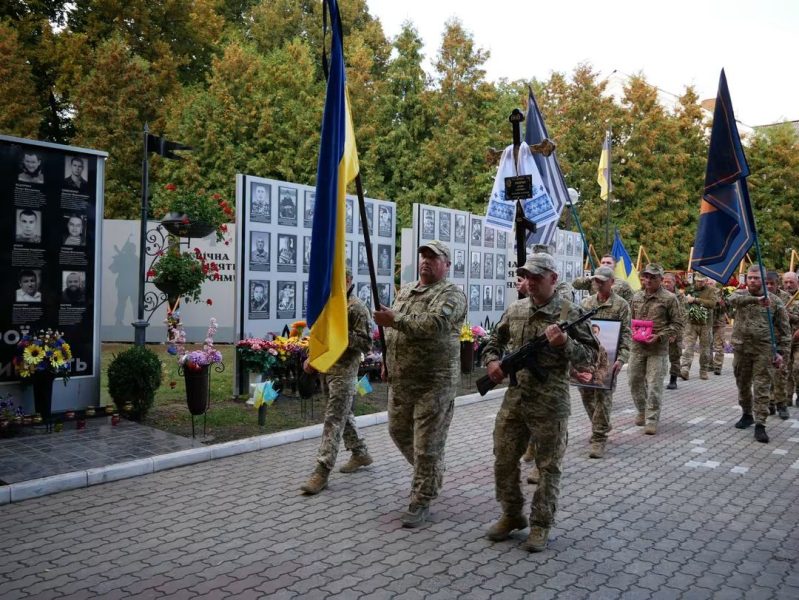 На Луганщині загинув 28-річний захисник із Ромен Денис Лавірко: громада провела Воїна в останню путь