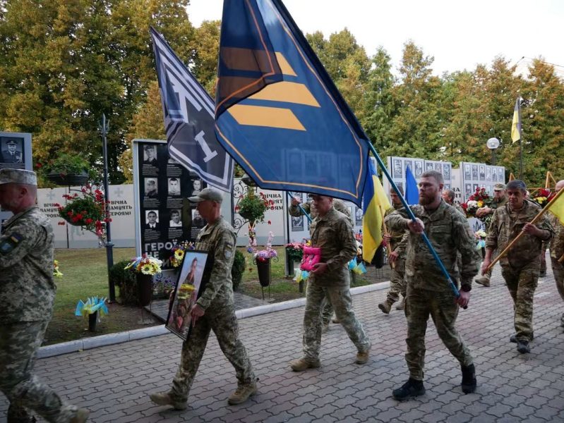 На Луганщині загинув 28-річний захисник із Ромен Денис Лавірко: громада провела Воїна в останню путь