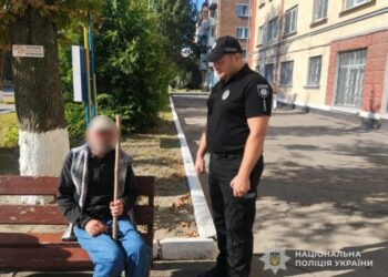 Поліцейські Конотопа повернули додому чоловіка, який загубився
