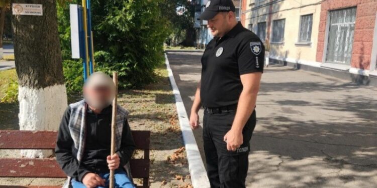 Поліцейські Конотопа повернули додому чоловіка, який загубився