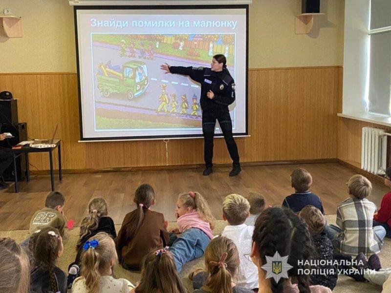 Поліція Конотопщини влаштувала для дітей інтерактив із правил дорожнього руху