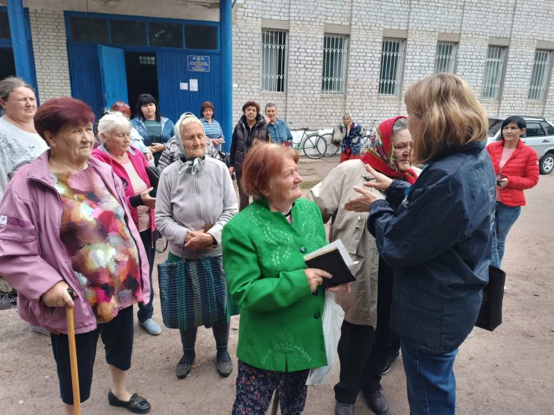 Понад 60 родин з Шосткинської громади отримали гуманітарні набори для утеплення + Фото