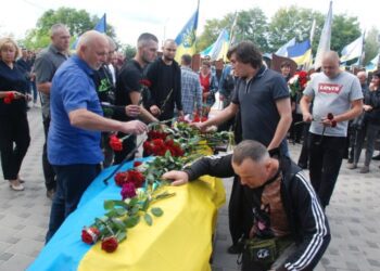 Шосткинська громада попрощалася с Захисником України Володимиром Романцовим + Фото