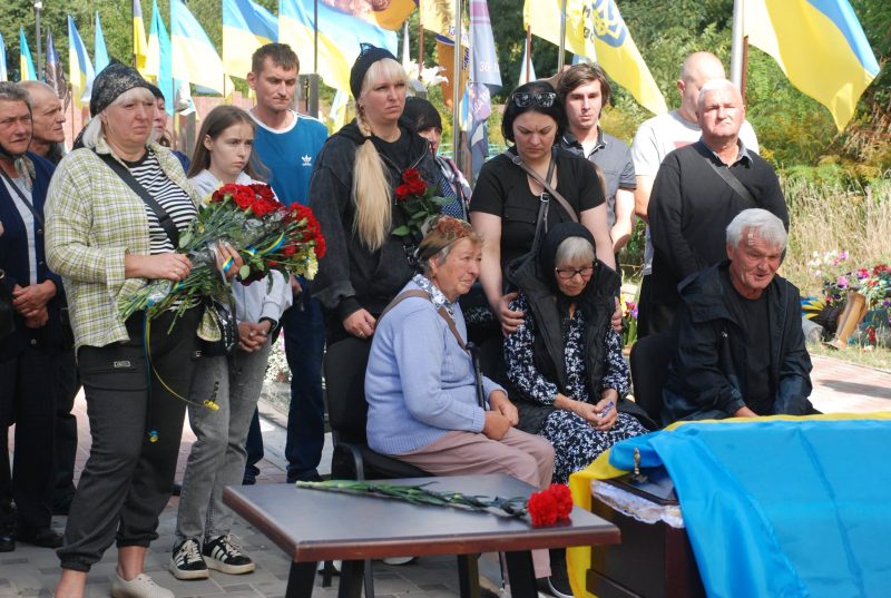 Шосткинська громада попрощалася с Захисником України Володимиром Романцовим + Фото