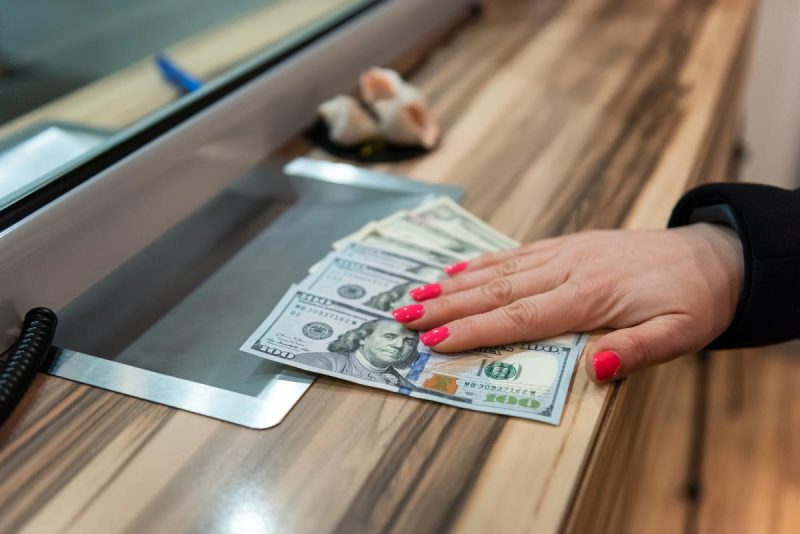 Скільки коштуватимуть 100 доларів: прогноз банкіра до 27 вересня