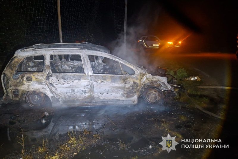 Смертельне ДТП у сусідньому районі: легковик врізався у бетонні блоки і загорівся