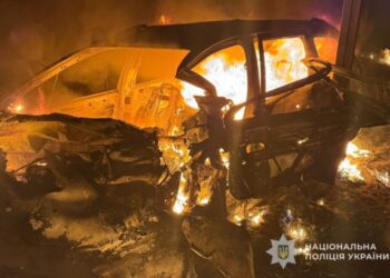 Смертельне ДТП у сусідньому районі: легковик врізався у бетонні блоки і загорівся