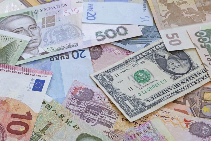 Тиск на гривно посилюється: банкір спрогнозував курс долара до 4 жовтня
