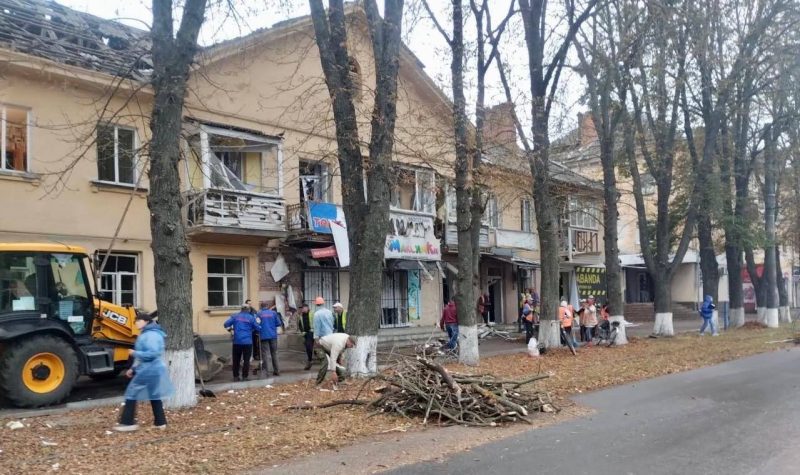 У Конотопі ліквідовують наслідки нічної атаки + Фото