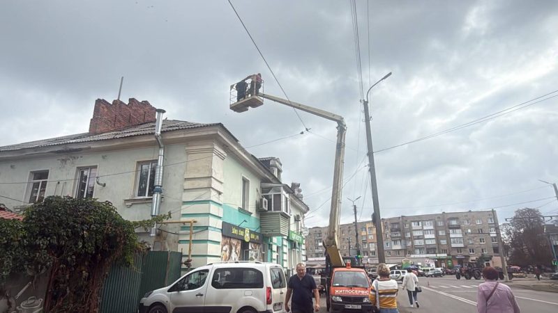 У Конотопі ліквідовують наслідки нічної атаки + Фото