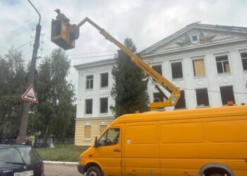 У Конотопі ліквідовують наслідки нічної атаки + Фото