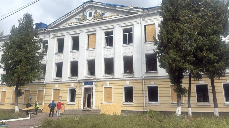У Конотопі ліквідовують наслідки нічної атаки + Фото