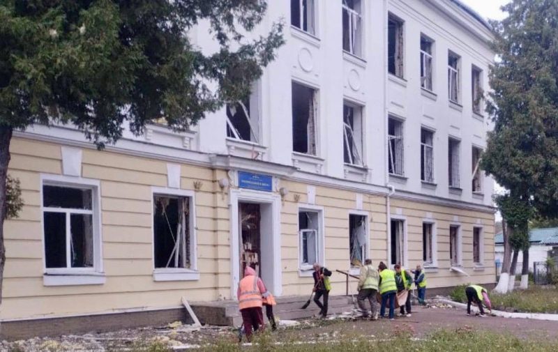 У Конотопі ліквідовують наслідки нічної атаки + Фото