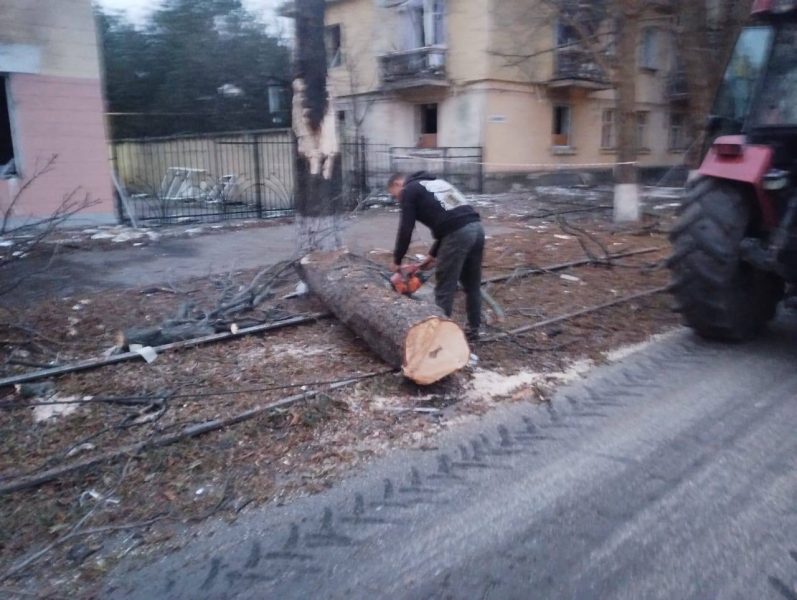 У Конотопі ліквідовують наслідки нічної атаки + Фото