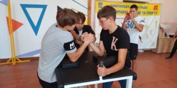 У Конотопі провели змагання з армрестлінгу до Дня фізичної культури і спорту