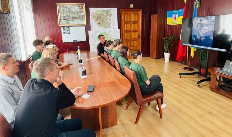 У Кролевці юні «Характерники» передали громаді бойовий прапор прикордонників