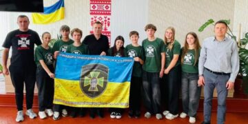 У Кролевці юні «Характерники» передали громаді бойовий прапор прикордонників