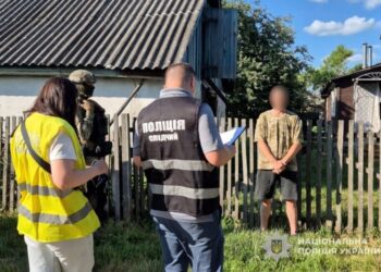 У Ромнах чоловік погрожуючи вагітній жінці ножем зґвалтував її