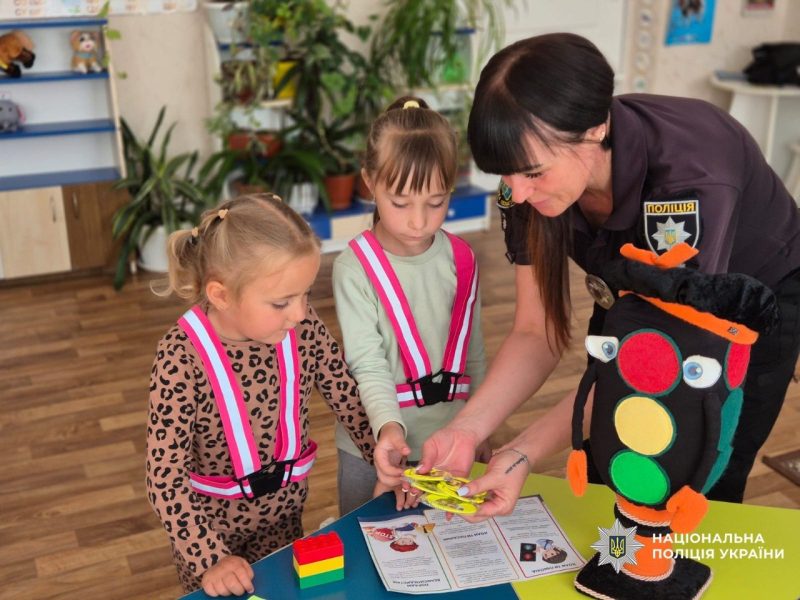 У Ромнах поліцейські розповіли дошкільнятам про безпеку на дорозі