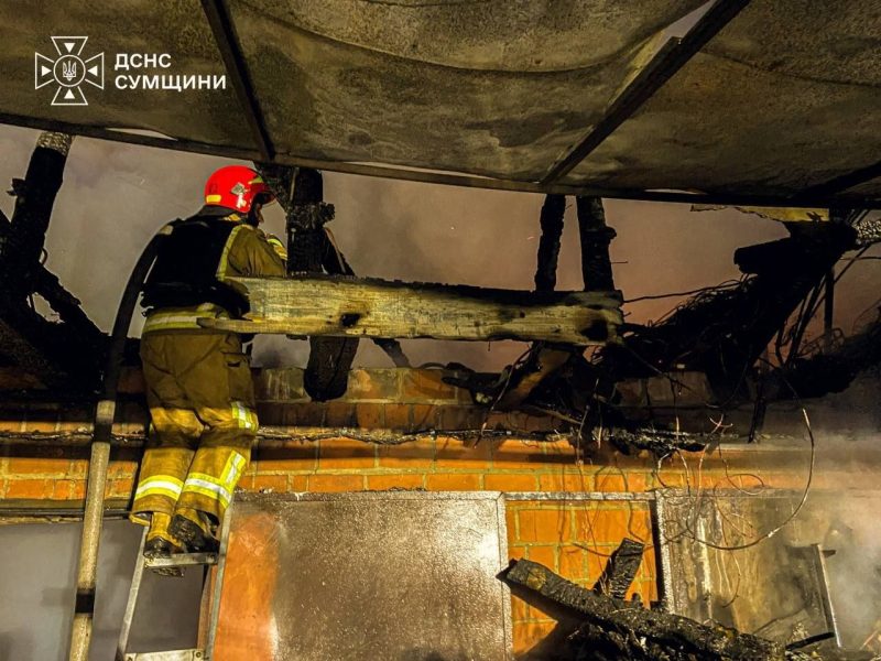 У Ромнах вночі сталася пожежа на Курганській: вогонь не поширився на будинок
